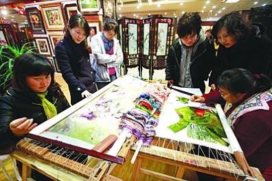 繡娘表演，鎮(zhèn)湖刺繡，天堂繡現(xiàn)場