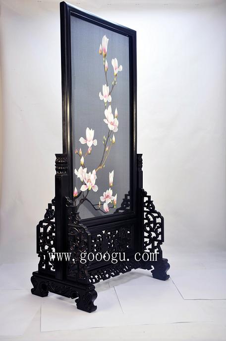 唐代詩人詠：&ldquo;晨夕目賞白玉蘭，暮年老區(qū)乃春時&rdquo;。若天天賞視玉蘭，嗅著濃郁的芳香，可人老心童，留住歲月，永著青春